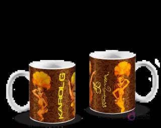 Tazas de Karol G con ilustraciones de la artista en trajes tropicales y tocados de plumas