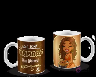 Mugs Karol G Tropicoqueta: diseño 'Aquí toma una Bichota' y caricatura de la artista tocando bongos