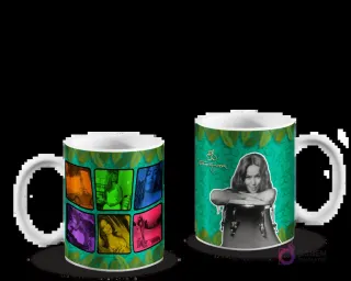 Mugs Karol G Tropicoqueta: collage colorido de la artista y retrato en blanco y negro con fondo tropical