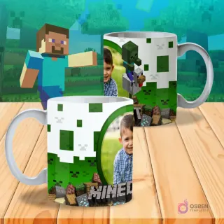 Taza sublimada con 'Minecraft', zombie, pollo, bloques, fondo verde y espacio para foto de niño.