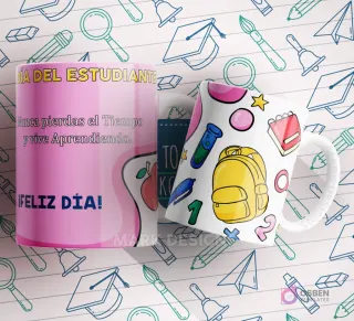 Mug rosa y blanco con frases inspiradoras como 'Nunca pierdas el Tiempo y vive Aprendiendo.' junto a una mochila amarilla.