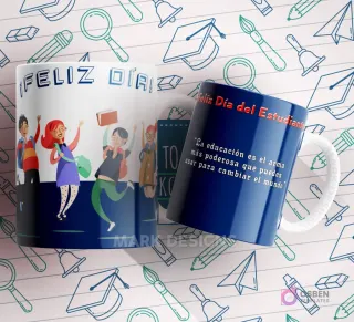 Mug blanco y azul con un grupo de estudiantes felices y la cita 'La educación es el arma más poderosa que puedes usar para cambiar el mundo'.