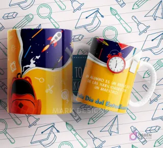 Mug naranja con una mochila roja, cohete y la frase 'Un alumno es un reflejo de las habilidades de un maestro'.