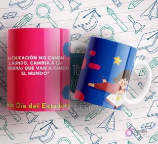 Mug fucsia y azul con una niña leyendo un libro y la frase 'LA EDUCACIÓN NO CAMBIA EL MUNDO, CAMBIA A LAS PERSONAS QUE VAN A CAMBIAR EL MUNDO'.