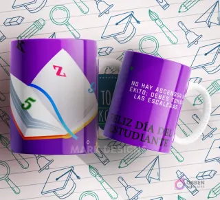 Mug púrpura con un libro abierto y la frase 'NO HAY ASCENSOR AL ÉXITO: DEBES TOMAR LAS ESCALERAS' y 'FELIZ DÍA DEL ESTUDIANTE'.