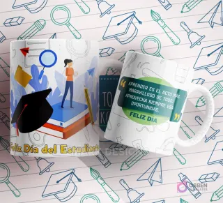 Mug blanco y verde con un birrete de graduación, libros y una estudiante, junto a la frase 'APRENDER ES EL ACTO MÁS MARAVILLOSO DE TODO: APROVECHA SIEMPRE ESA OPORTUNIDAD'.