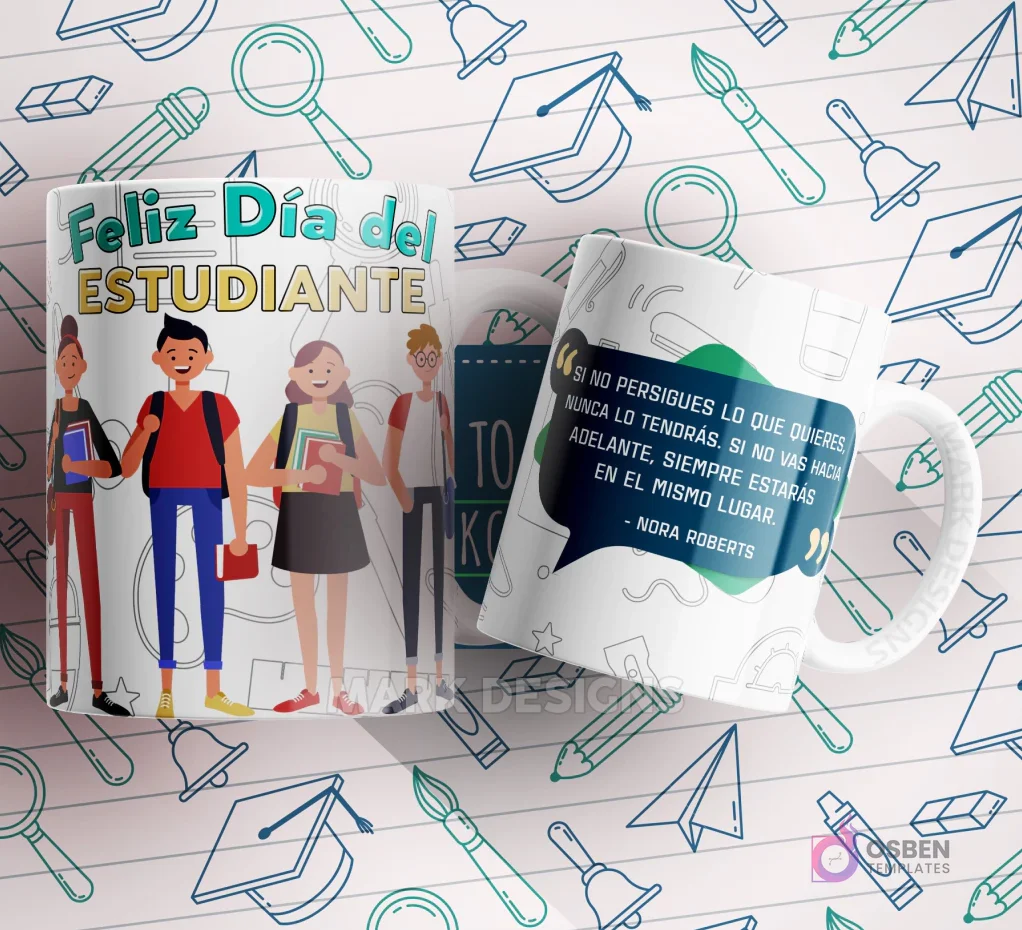 Mug blanco y azul oscuro con cuatro estudiantes y la cita de Nora Roberts: 'SI NO PERSIGUES LO QUE QUIERES, NUNCA LO TENDRÁS. SI NO VAS HACIA ADELANTE, SIEMPRE ESTARÁS EN EL MISMO LUGAR'.