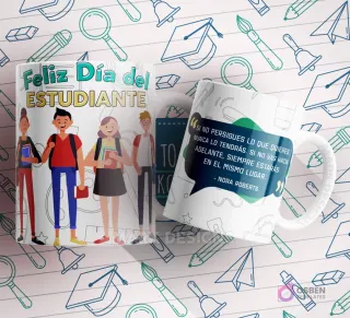 Mug blanco y azul oscuro con cuatro estudiantes y la cita de Nora Roberts: 'SI NO PERSIGUES LO QUE QUIERES, NUNCA LO TENDRÁS. SI NO VAS HACIA ADELANTE, SIEMPRE ESTARÁS EN EL MISMO LUGAR'.