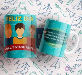 Mug azul turquesa con un grupo de estudiantes y la famosa cita de Mahatma Gandhi: 'VIVE COMO SI FUERAS A MORIR MAÑANA. APRENDE COMO SI FUERAS A VIVIR PARA SIEMPRE'.