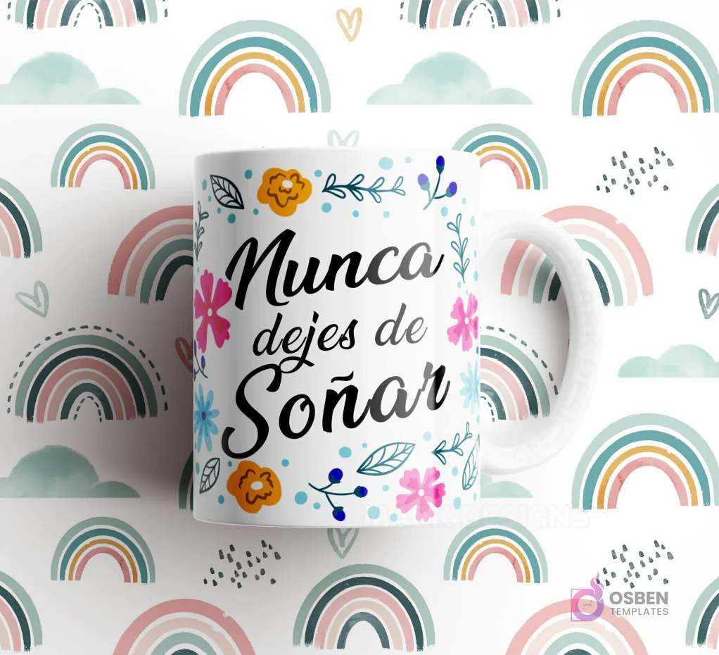 Taza blanca con frase 'Nunca dejes de Soñar' decorada con flores rosadas, azules y naranjas, sobre fondo de arcoíris pastel.
