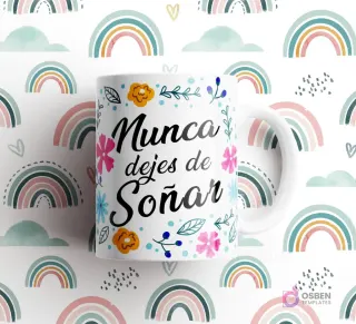Taza blanca con frase 'Nunca dejes de Soñar' decorada con flores rosadas, azules y naranjas, sobre fondo de arcoíris pastel.
