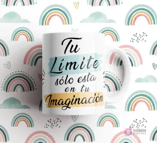 Taza blanca con frase 'Tu Límite sólo está en tu Imaginación' con detalles de pinceladas azules y amarillas, sobre fondo de arcoíris pastel.