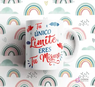 Taza blanca con frase 'Tu ÚNICO Límite ERES Tu Mismo' en letras rojas y detalles de pájaros y nubes, sobre fondo de arcoíris.