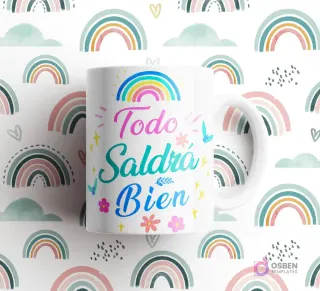 Taza blanca con frase 'Todo Saldrá Bien' en degradado rosa y azul, con un pequeño arcoíris, estrellas y flores, sobre fondo de arcoíris.