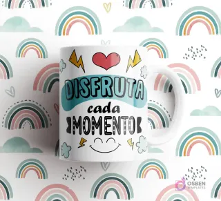 Taza blanca con frase 'DISFRUTA cada MOMENTO' con corazón, rayos y una cara sonriente, sobre fondo de arcoíris pastel.