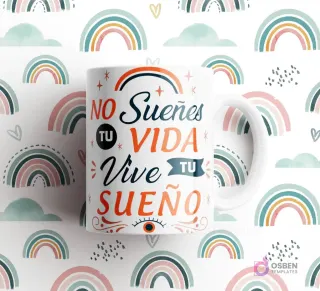 Taza blanca con frase 'NO Sueñes TU VIDA Vive TU SUEÑO' con diseño estilizado y un ojo, sobre fondo de arcoíris.