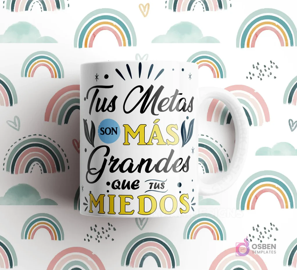 Taza blanca con frase 'Tus Metas son MÁS Grandes que tus MIEDOS' con hojas y estrellas decorativas, sobre fondo de arcoíris pastel.