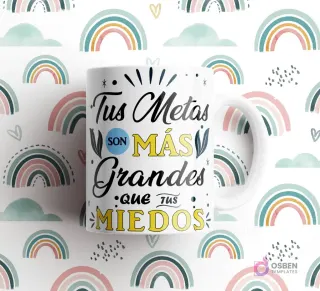 Taza blanca con frase 'Tus Metas son MÁS Grandes que tus MIEDOS' con hojas y estrellas decorativas, sobre fondo de arcoíris pastel.
