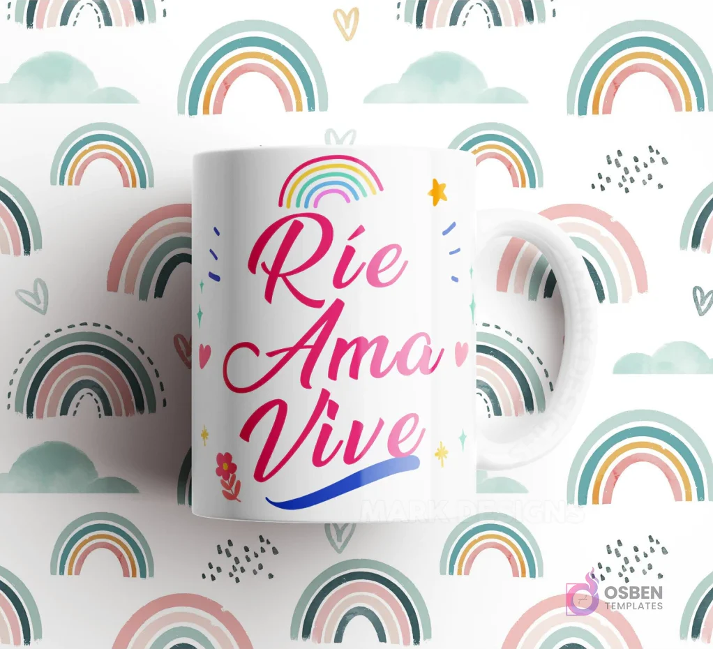 Taza blanca con frase 'Ríe Ama Vive' en degradado fucsia y azul, con corazones y estrellas, sobre fondo de arcoíris pastel.