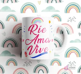Taza blanca con frase 'Ríe Ama Vive' en degradado fucsia y azul, con corazones y estrellas, sobre fondo de arcoíris pastel.