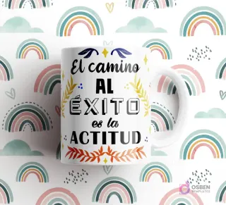 Taza blanca con frase 'El camino AL ÉXITO es la ACTITUD' con laureles y detalles decorativos, sobre fondo de arcoíris.