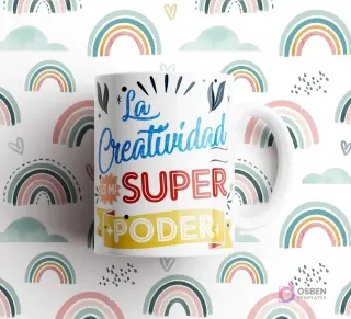 Taza blanca con frase 'La Creatividad ES MI SUPER PODER' con una cinta y elementos naturales, sobre fondo de arcoíris pastel.