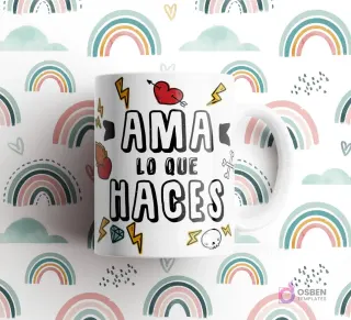 Taza blanca con frase 'AMA LO QUE HACES' con iconos de corazón, rayos, diamante, calavera y huesos, sobre fondo de arcoíris.