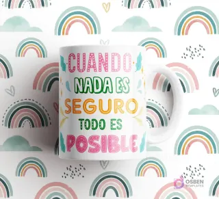 Taza blanca con frase 'CUANDO NADA ES SEGURO TODO ES POSIBLE' con tipografía colorida y hojas decorativas, sobre fondo de arcoíris pastel.