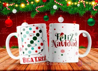 Taza sublimada con la letra B mayúscula en verde y rojo con lunares, junto al nombre 'BEATRIZ' y al reverso 'Feliz Navidad' con estrellas y copos de nieve.