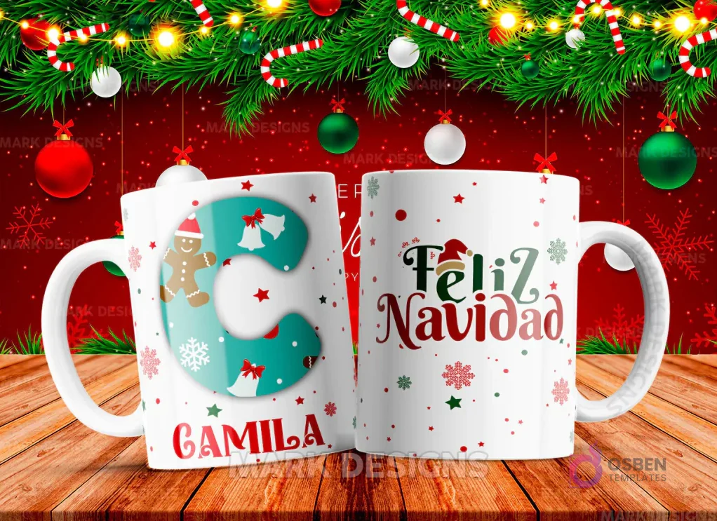 Taza sublimada con la letra C mayúscula en turquesa adornada con un hombre de jengibre y campanas, junto al nombre 'CAMILA' y al reverso 'Feliz Navidad' con estrellas y copos de nieve.