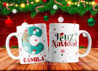 Taza sublimada con la letra C mayúscula en turquesa adornada con un hombre de jengibre y campanas, junto al nombre 'CAMILA' y al reverso 'Feliz Navidad' con estrellas y copos de nieve.
