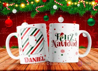 Taza sublimada con la letra D mayúscula en rayas rojas, verdes y blancas, junto al nombre 'DANIEL' y al reverso 'Feliz Navidad' con estrellas y copos de nieve.