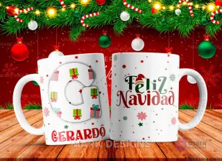 Taza sublimada con la letra G mayúscula en turquesa adornada con regalos, junto al nombre 'GERARDO' y al reverso 'Feliz Navidad' con estrellas y copos de nieve.