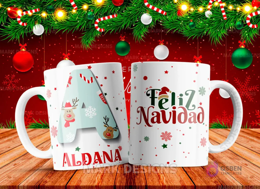 Taza sublimada con la letra A mayúscula en turquesa adornada con renos y bastones de caramelo, junto al nombre 'ALDANA' y al reverso 'Feliz Navidad' con estrellas y copos de nieve.