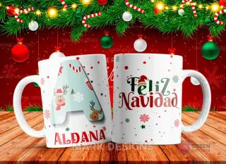Taza sublimada con la letra A mayúscula en turquesa adornada con renos y bastones de caramelo, junto al nombre 'ALDANA' y al reverso 'Feliz Navidad' con estrellas y copos de nieve.