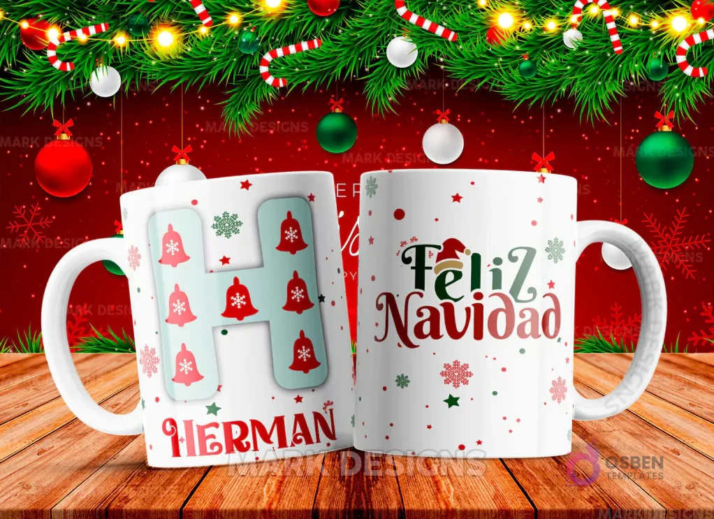 Taza sublimada con la letra H mayúscula en turquesa adornada con campanas, junto al nombre 'HERMAN' y al reverso 'Feliz Navidad' con estrellas y copos de nieve.