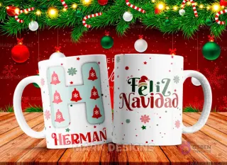 Taza sublimada con la letra H mayúscula en turquesa adornada con campanas, junto al nombre 'HERMAN' y al reverso 'Feliz Navidad' con estrellas y copos de nieve.