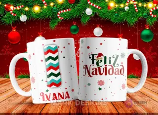 Taza sublimada con la letra I mayúscula en rayas zigzag rojas, verdes y turquesas, junto al nombre 'IVANA' y al reverso 'Feliz Navidad' con estrellas y copos de nieve.