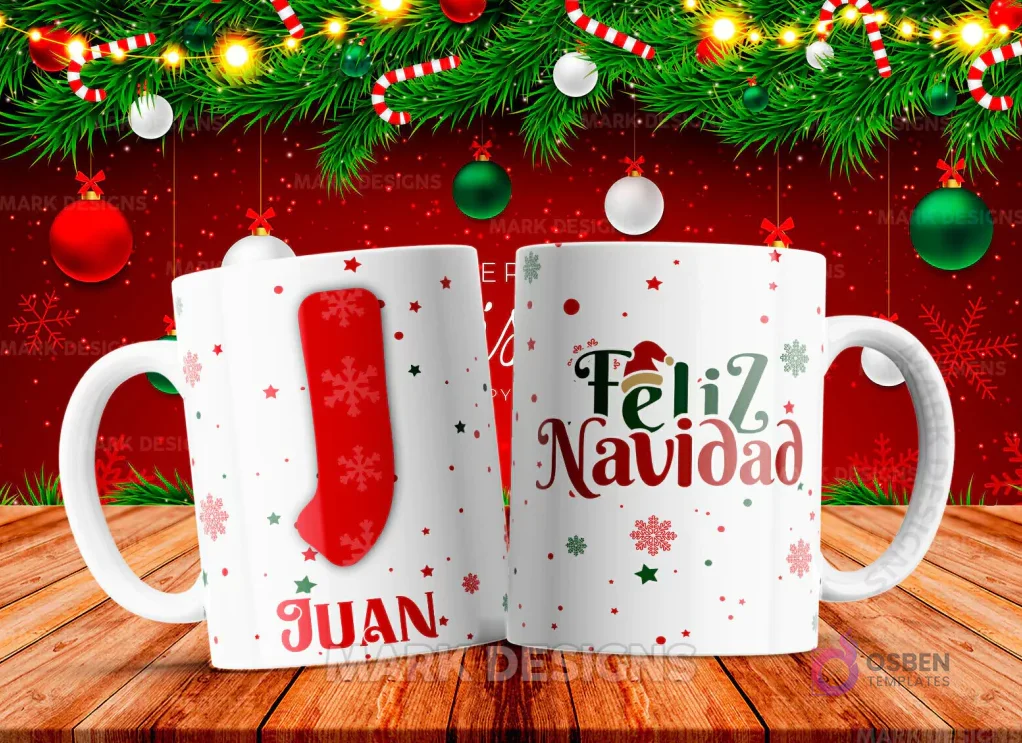 Taza sublimada con la letra J mayúscula en rojo y blanco con diseño de bota navideña, junto al nombre 'JUAN' y al reverso 'Feliz Navidad' con estrellas y copos de nieve.