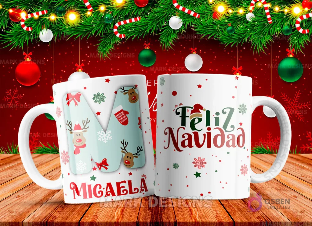 Taza sublimada con la letra M mayúscula en turquesa adornada con renos y guantes, junto al nombre 'MICAELA' y al reverso 'Feliz Navidad' con estrellas y copos de nieve.