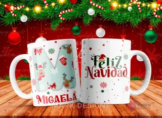 Taza sublimada con la letra M mayúscula en turquesa adornada con renos y guantes, junto al nombre 'MICAELA' y al reverso 'Feliz Navidad' con estrellas y copos de nieve.