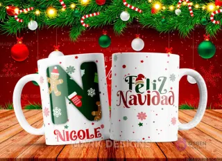 Taza sublimada con la letra N mayúscula en verde oscuro adornada con un hombre de jengibre y un guante, junto al nombre 'NICOLE' y al reverso 'Feliz Navidad' con estrellas y copos de nieve.