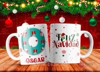 Taza sublimada con la letra O mayúscula en turquesa adornada con regalos, junto al nombre 'OSCAR' y al reverso 'Feliz Navidad' con estrellas y copos de nieve.