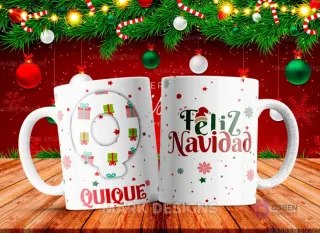 Taza sublimada con la letra Q mayúscula en turquesa adornada con regalos, junto al nombre 'QUIQUE' y al reverso 'Feliz Navidad' con estrellas y copos de nieve.