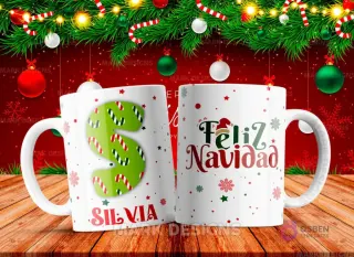 Taza sublimada con la letra S mayúscula en verde con patrones de bastones de caramelo, junto al nombre 'SILVIA' y al reverso 'Feliz Navidad' con estrellas y copos de nieve.
