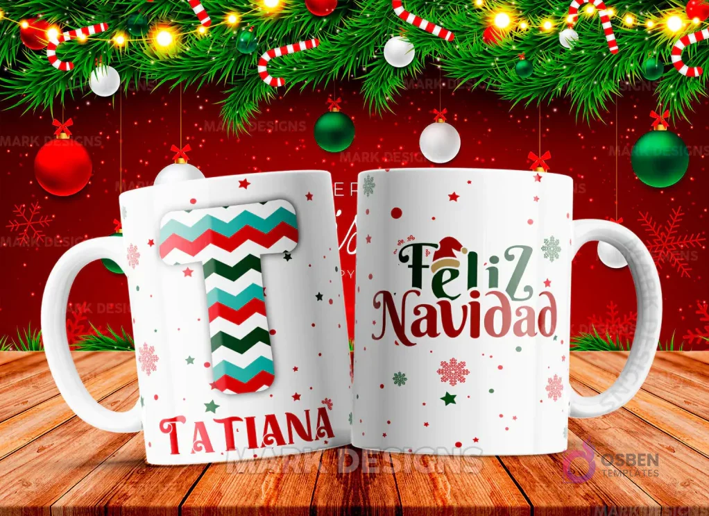 Taza sublimada con la letra T mayúscula en rayas rojas, verdes y turquesas, similar a una bufanda, junto al nombre 'TATIANA' y al reverso 'Feliz Navidad' con estrellas y copos de nieve.