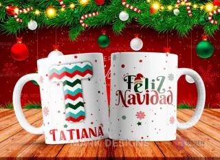 Taza sublimada con la letra T mayúscula en rayas rojas, verdes y turquesas, similar a una bufanda, junto al nombre 'TATIANA' y al reverso 'Feliz Navidad' con estrellas y copos de nieve.