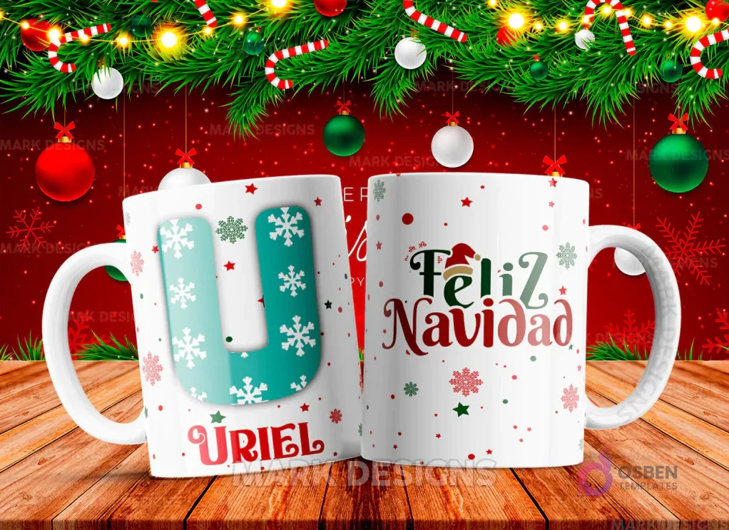 Taza sublimada con la letra U mayúscula en turquesa adornada con copos de nieve, junto al nombre 'URIEL' y al reverso 'Feliz Navidad' con estrellas y copos de nieve.