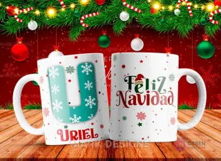 Taza sublimada con la letra U mayúscula en turquesa adornada con copos de nieve, junto al nombre 'URIEL' y al reverso 'Feliz Navidad' con estrellas y copos de nieve.