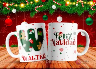 Taza sublimada con la letra W mayúscula en verde oscuro adornada con un hombre de jengibre, campanas y un guante, junto al nombre 'WALTER' y al reverso 'Feliz Navidad' con estrellas y copos de nieve.